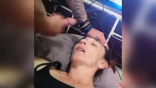 Aç fahişeme yem veriyorum