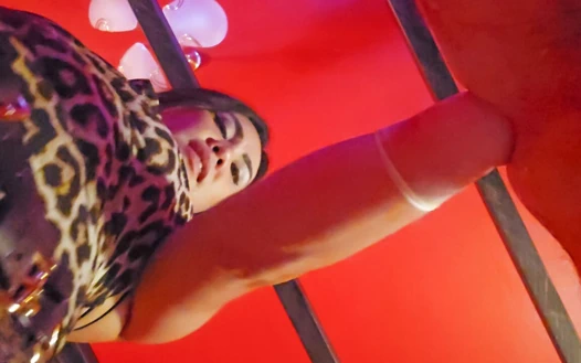 Dominafire'ın anal yumruk sokma seansı