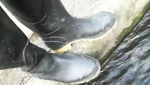 Lastik çizmelerle yürümek - yalın ayak