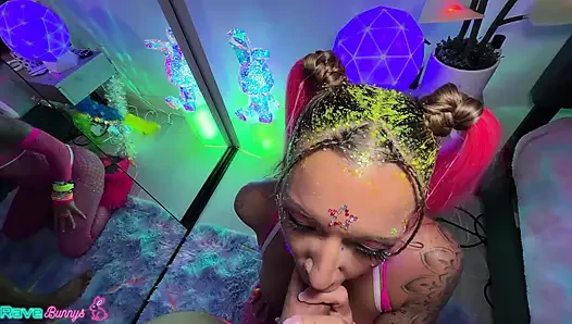 Kyla J, Richard Glaze'nin dilini neon parti töreninde derine alıyor!