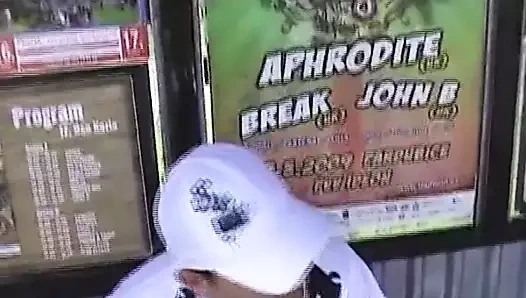 Otobüs durağında beni uçurması için bir adama para ödedim