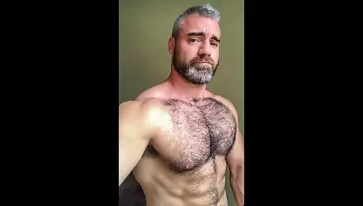 Kıllı göğüs ve büyük göbek