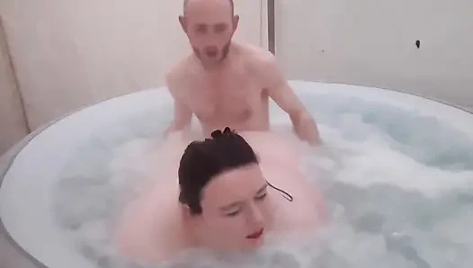 Jakuzide iri güzel kadını domaltarak sikiyor