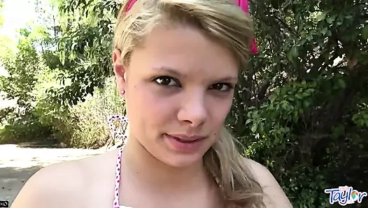 Azgın küçük Taylor tıraşlı amını şık beyaz vibratörle oynuyor