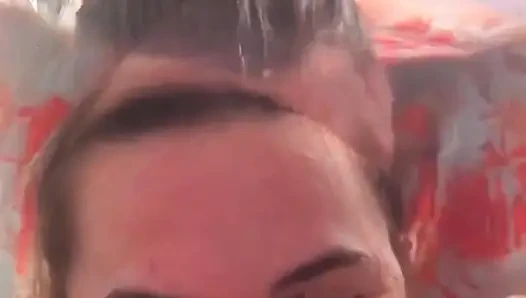 Küvette su altında nefes tutma ve su geçirmez kamera ile kayıt