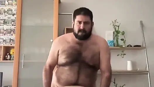 Ayı yavrusunu sikiyor, onu dölle dolduruyor