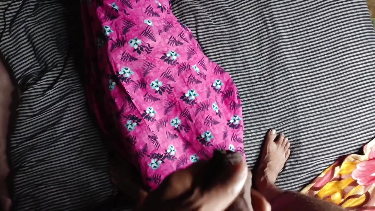 Sıska küçük amcık yenge ekstra noktalı prezervatifle büyük yarakla sikişiyor, ateşli yenge devar seks porno videosu