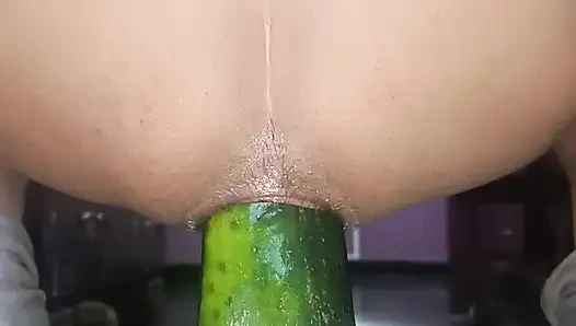 Salatalık ile götünü parçalıyor
