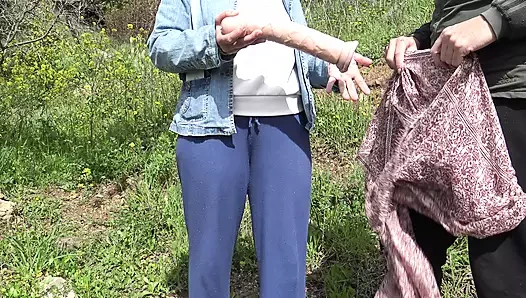 Bu Suudi Arap kadın deli!!! Amını sikmek için edepsizce kullanılmış bir dildo alıyor.