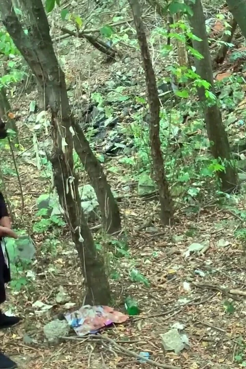 Prezervatiflerin ağaçta olduğu ve yerde pornmagazinlerin olduğu bir seyir alanında mastürbasyon yapıyorum ve boşalıyorum