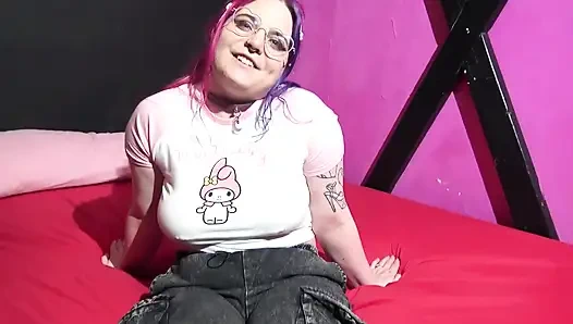 Tombul oink kıllı genç kız kamerada seksi ayaklarını poz veriyor