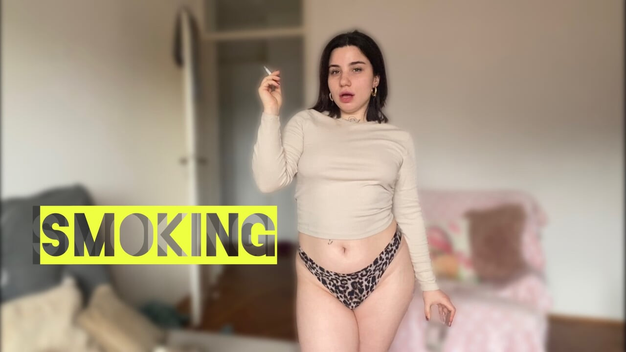 Seksi dövmeli model Marlboro Red'i içiyor