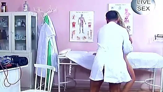 Sarışın hasta sert zeminden sikişmeden önce doktor yarağını emiyor
