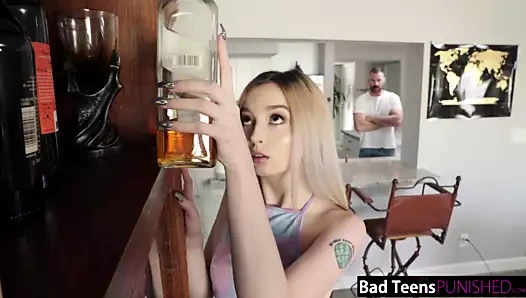 Lanet okul üvey babasının horoz tarafından gergin genç kedi alır