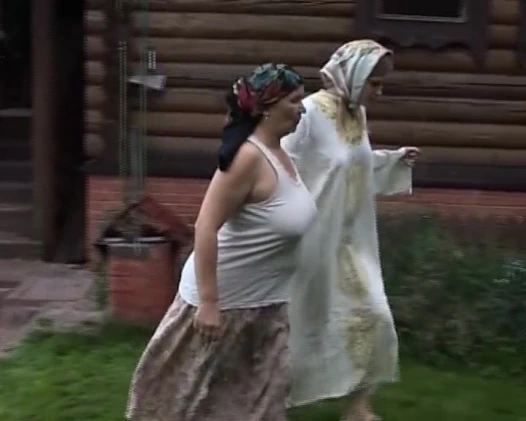 Seksi bir Alman nine ve genç kız deliklerini üç yarakla parçalatıyor