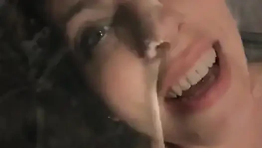 Bir aktris bir porno salonunda bir köşede sikiliyor.