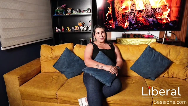 Büyük memeli bir MILF ilk porno videosunu kaydediyor