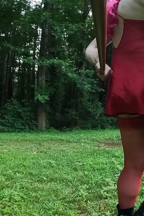 Dışarıda iç çamaşırlı korunmasız travesti