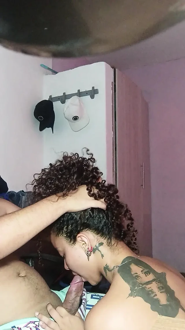 Erkek arkadaşım diğer odadayken üvey kız kardeşim onu sikmek için beni dövüyor