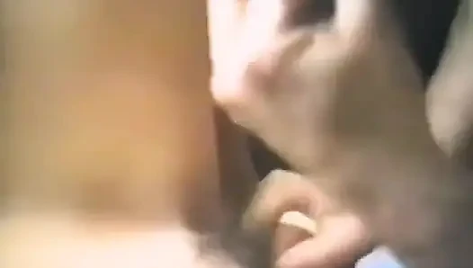 Utangaç bir esmer dildo ve yarakla sikiliyor