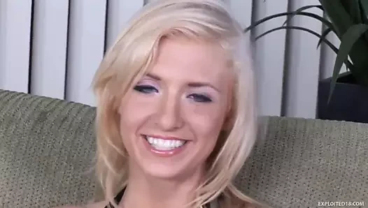 Sarışın genç kamerada becerdin almak istiyor