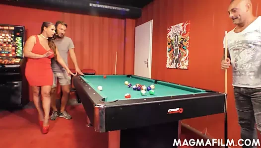 Seksi susi gets yüz cumshot itibaren iki büyük musluklar