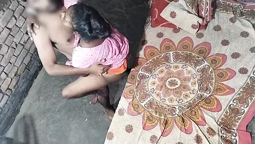 Hintli köylü evli kadın kocasıyla yağ masajı yapıyor