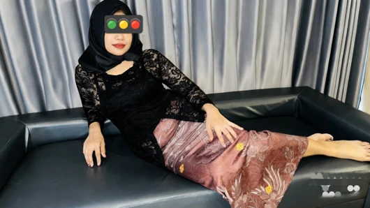 Kebaya tesettürlü seksi göt amcığıyla kocasını aldatıyor