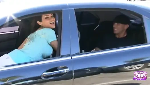 Araba sürerken göğüslerini teşhir ediyor ve sert porno yapmak istiyor