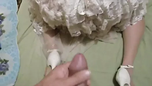 Donnan beyaz elbiseli