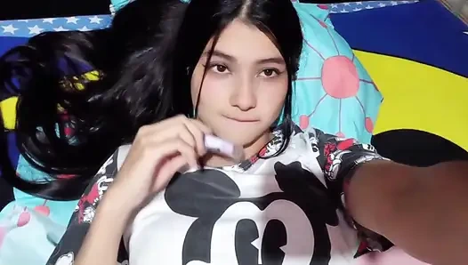 18 yaşındaki üniversiteli kız mastürbasyon yapıyor