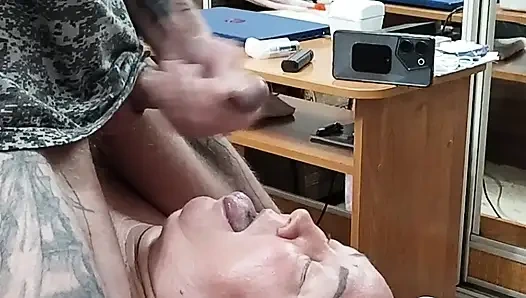 Kayınvalidemi dölle beslemek için sikimi sıvazlıyorum