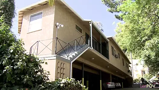 Sevimli görünümlü sarışın kızlar diller ve oyuncaklarla birbirlerini memnun ediyor