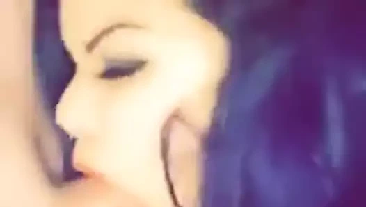 Büyük memeli Asyalı gırtlağına kadar alıyor