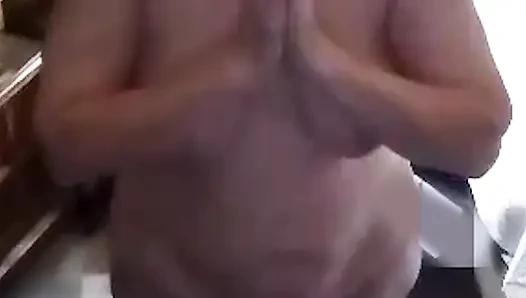 Ateşli iri güzel kadın sabah çıplak yoga yapıyor!