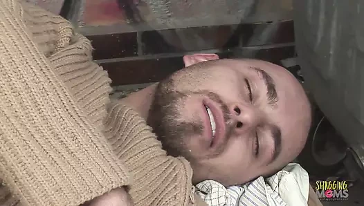 İki güzel büyük memeli olgun esmer ve onları çok sert sikiyor bir adamla ateşli üçlü seks