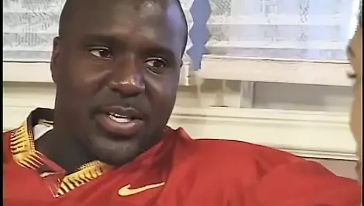 İki zenci adam sevimli bebeği üçlü grup sekste sert sikerken sırayla sikişiyor