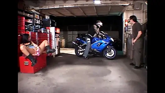 Edepsiz vahşi bir esmer için çifte penetrasyon