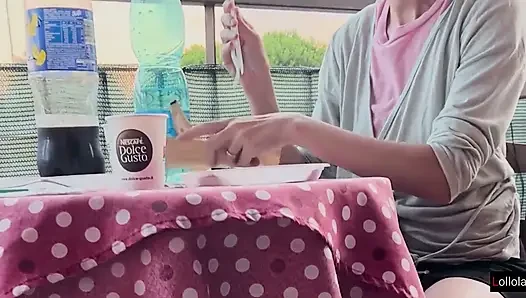 İtalyan çift derin dölleme yedikten sonra masanın altında sakso çekiyor bakış açısı