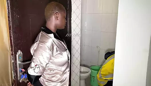 Afrikalı kadının servis çocuğuna amcığıyla ödeme yaparken trend olan videosu