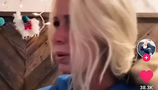 Tiktoktaki kız poposunu gösteriyor