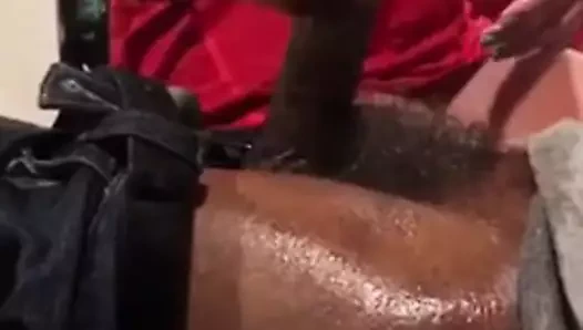 Düz göğüslü kaltak eğlenmek için arkadaş canlısı yaşlı adamı sikiyor