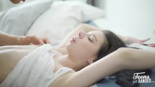 Meme ucu piercing ile utangaç kız kamera önünde ilk kez var