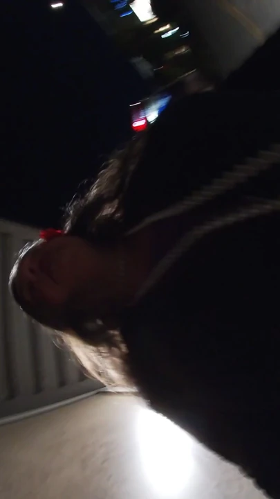 Ucuz sissy orospu Crossdresser gece dışarıda sikler için kıçını kaldırmak istiyor. | Clip 1