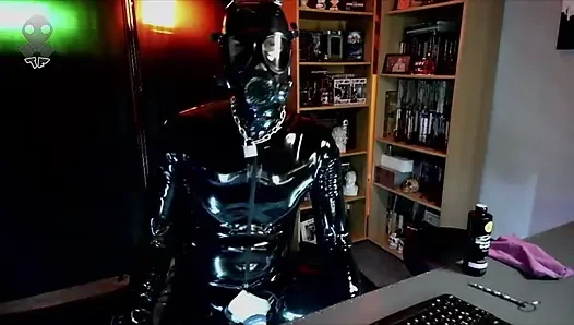 Rubberboymk lastik içinde mastürbasyon yapıyor