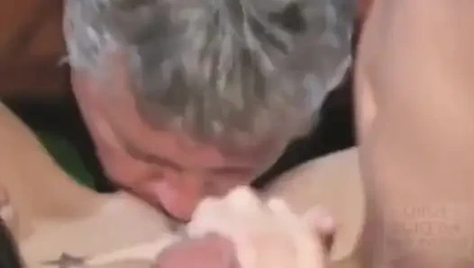 Allie ile büyük grup seks partisi anal seks ve büyük yüze boşalma