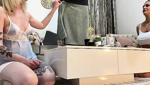 Boşalma yarışması iki kız ateşli cfnm zar meydan okuması ile boşalma tarzı okşama ve talimatlar