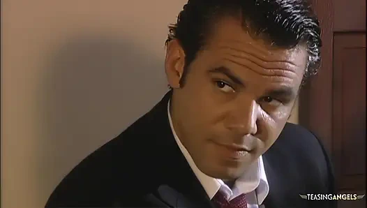 Patron çekici sarışın sekreterini tıraşlı amında sert sikmeye karar veriyor.