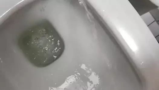 Umumi tuvalette ortalığı dağıtıyorum.