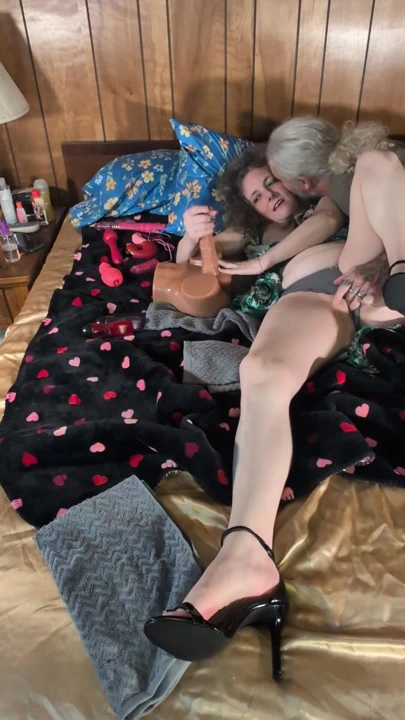 Yeni seks oyuncağıyla oynuyorum ve ağzına boşalıyor! | Klip 1